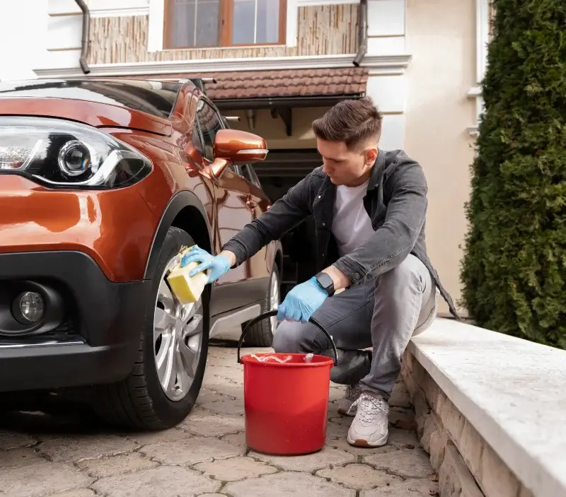 Lavage auto à domicile Serviers-et-Labaume : professionnel intervenant sur un véhicule